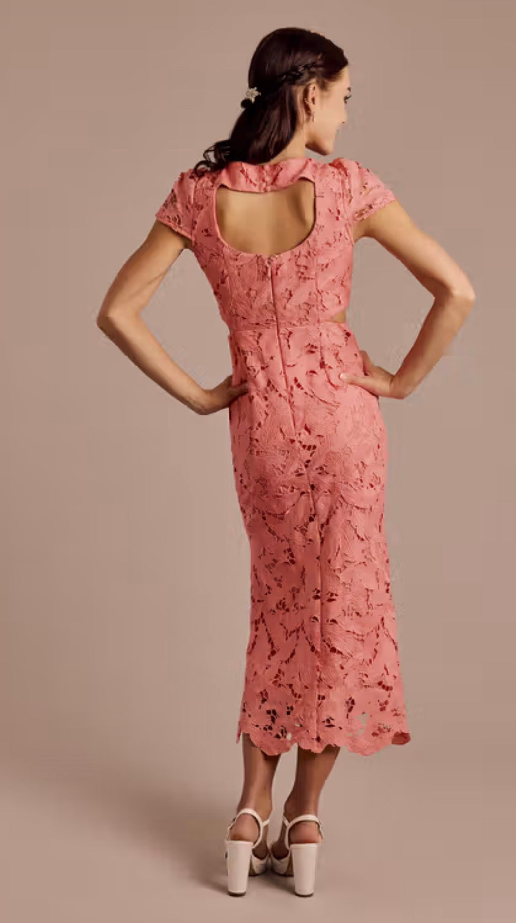 Vestido ADELYN RAE de manga corta de encaje con recortes laterales