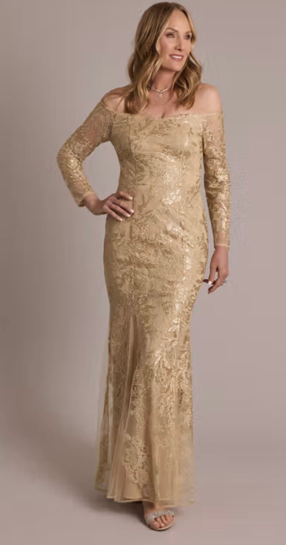 Vestido OLEG CASSINI de sirena de manga larga con hombros descubiertos