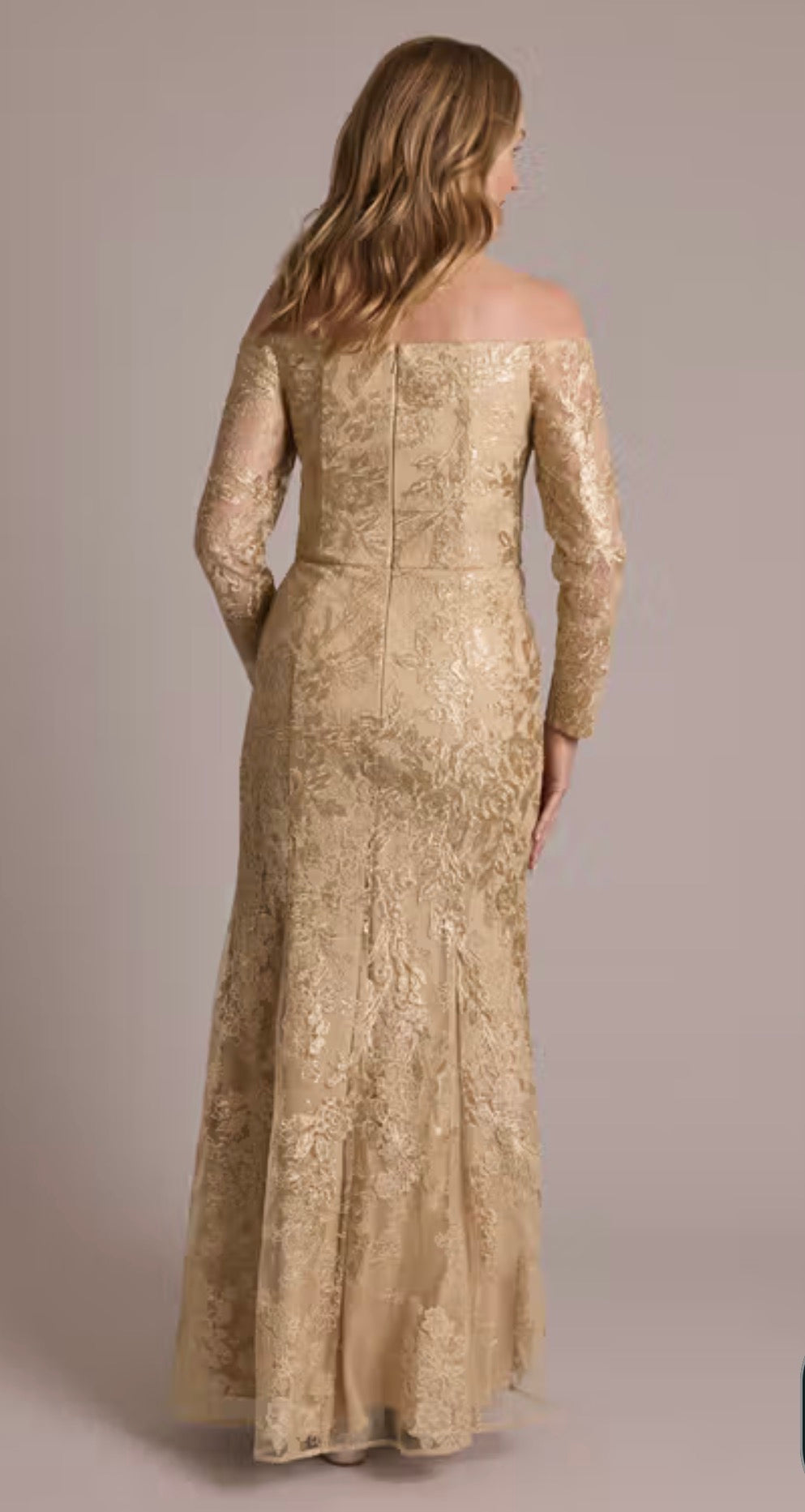 Vestido OLEG CASSINI de sirena de manga larga con hombros descubiertos