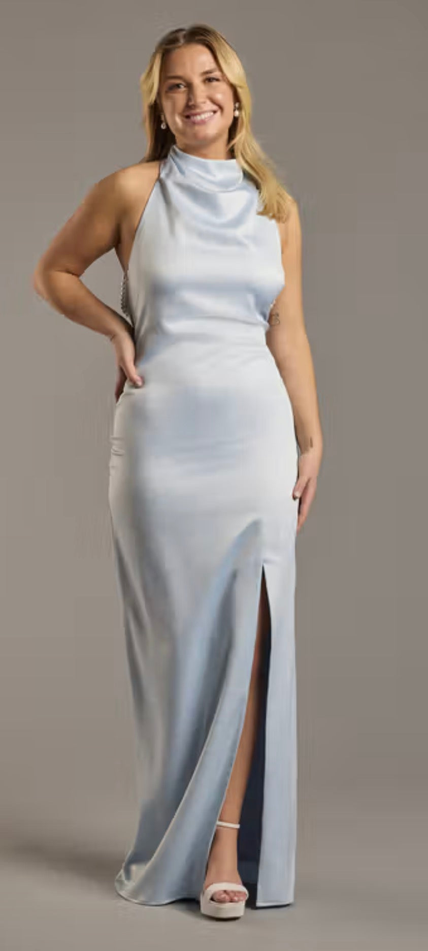 Vestido JEWEL BADGLEY MISCHKA de satén de cuello alto y espalda de barra de perlas