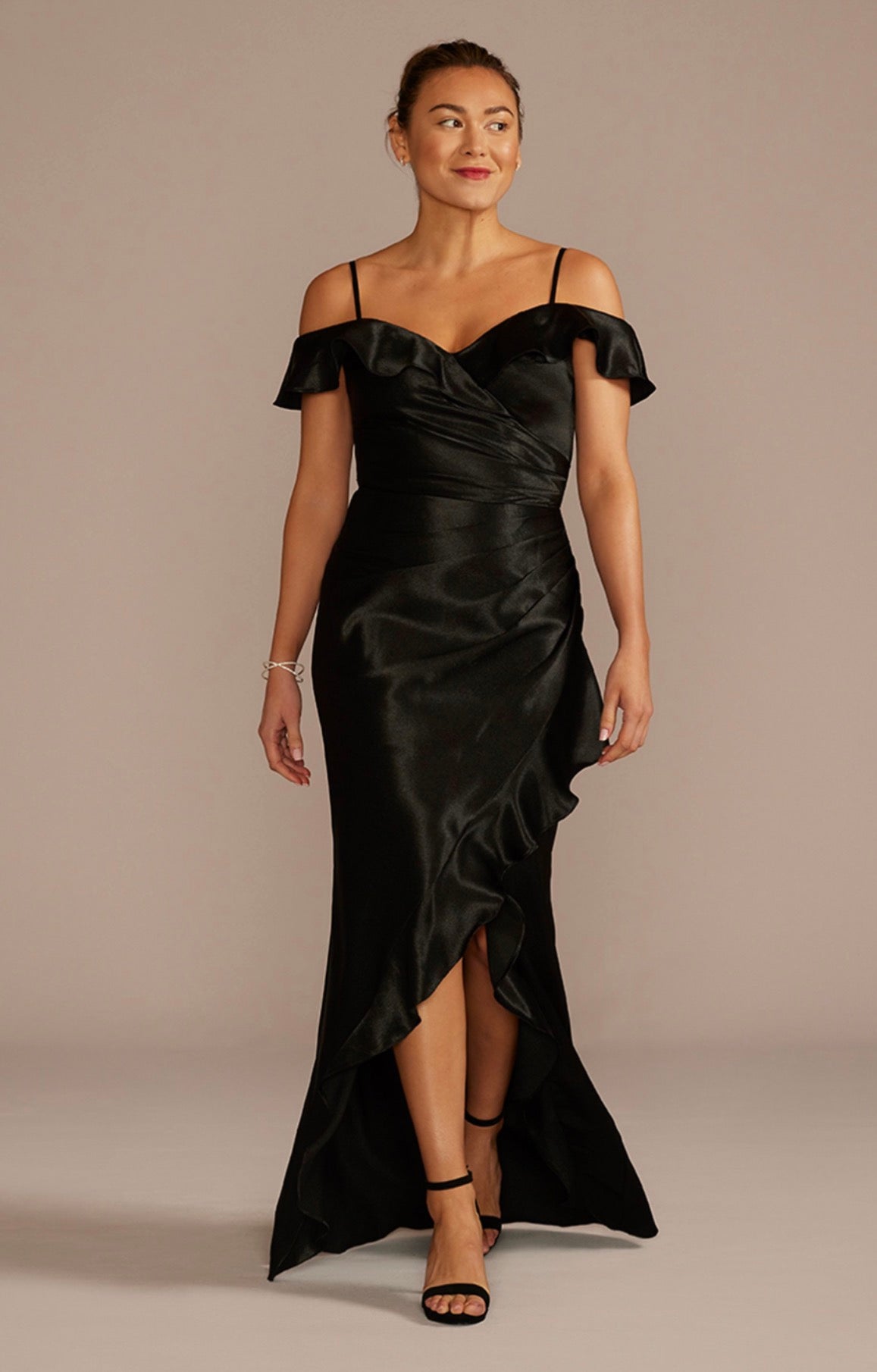 Vestido DB STUDIO DE VAINA DE SATÉN CON VOLANTES Y HOMBROS DESCUERTOS