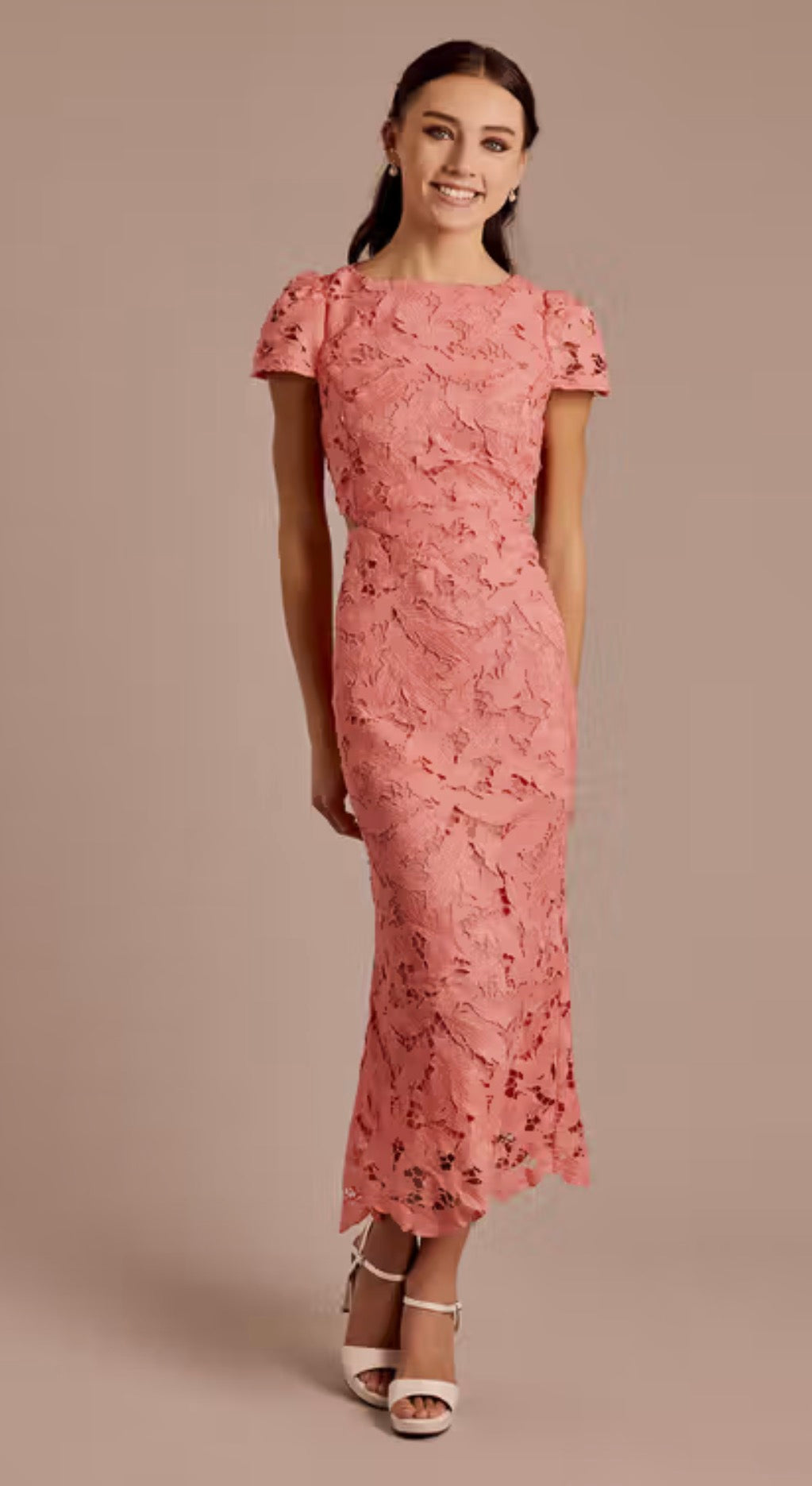 Vestido ADELYN RAE de manga corta de encaje con recortes laterales