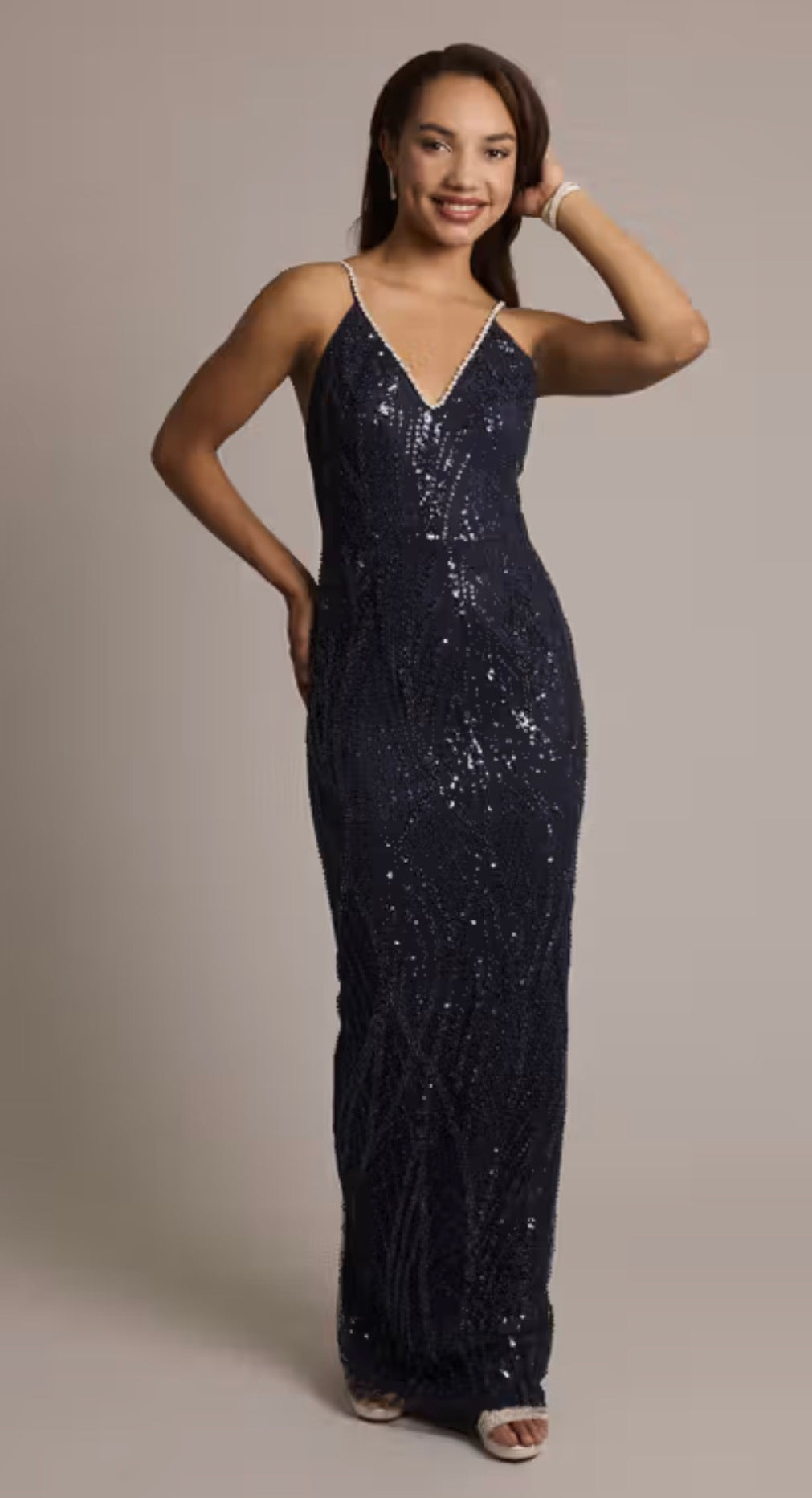 Vestido Galina Signature traillo de lentejuelas y cuello en V con cuentas